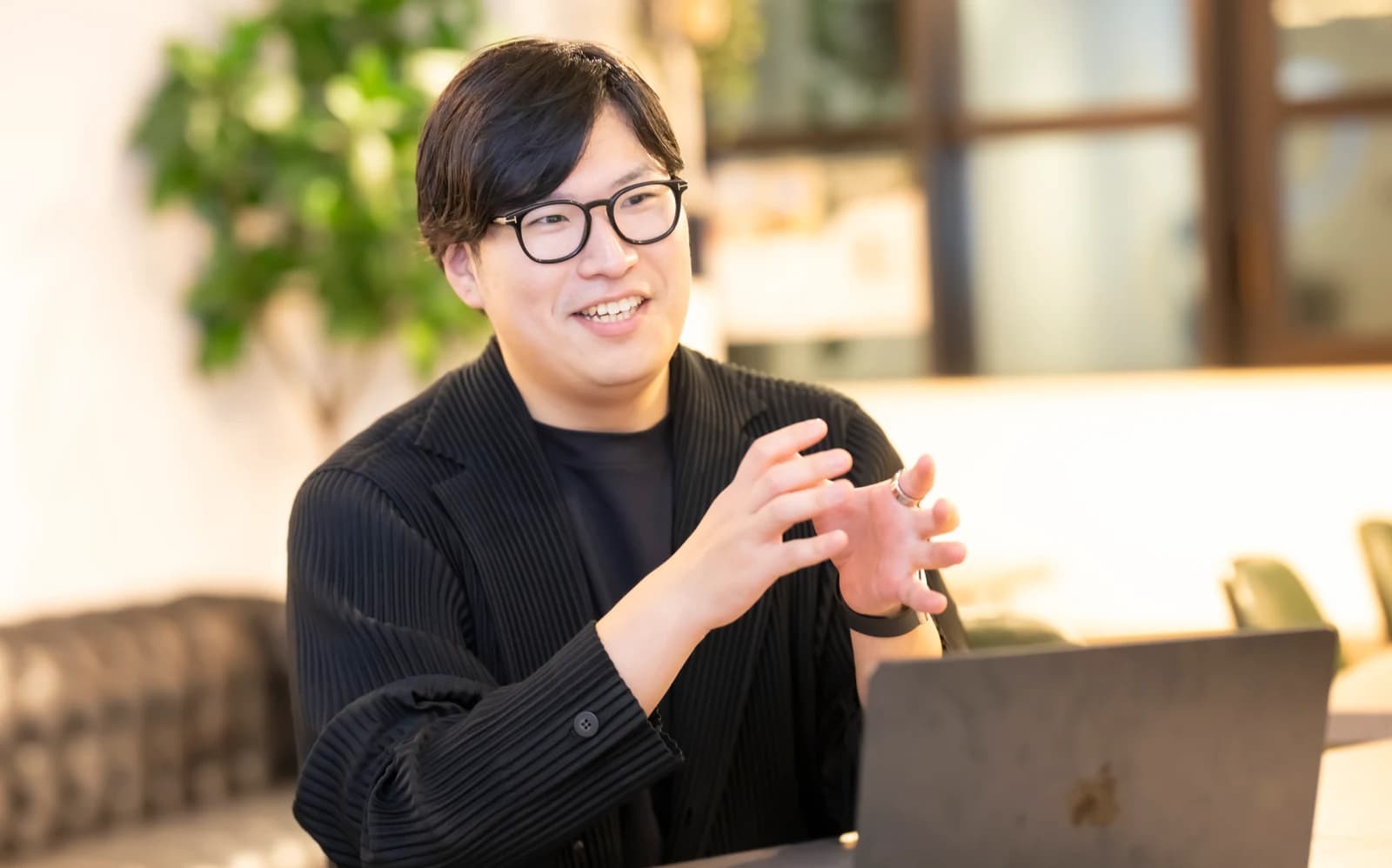 Xmaker代表の小沢勲男さんが、ノートパソコンを前に話している様子